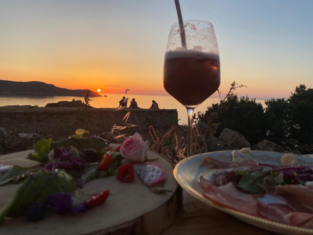 repas-ou-ap-ritif-sain-dans-un-restaurant-avec-vue-mer-dans-la