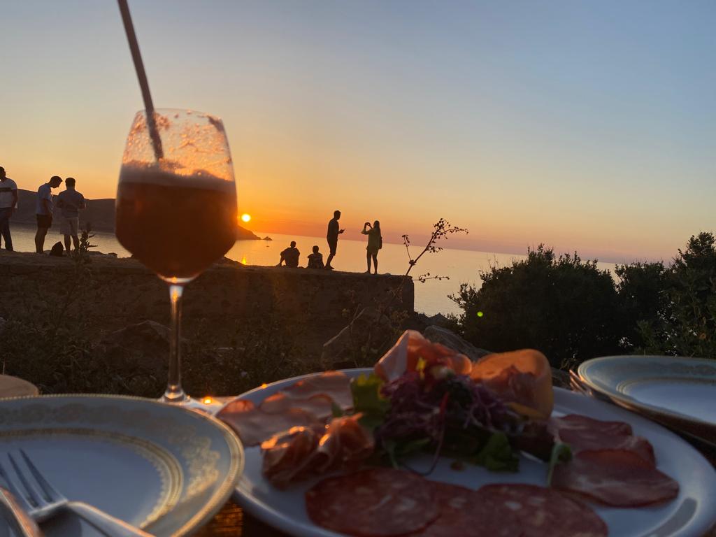 repas-ou-ap-ritif-sain-dans-un-restaurant-avec-vue-mer-dans-la
